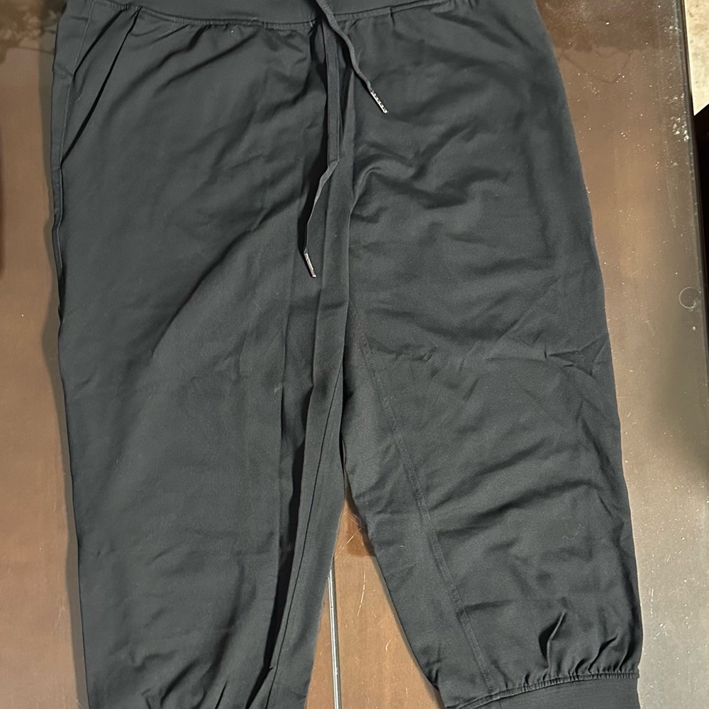 ZYIA Women’s Black Ascend Capri Jogger
